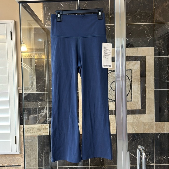 Lululemon blue flare crop, size 6, NWT. - Picture 1 of 7